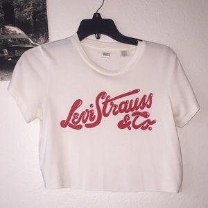 🍒 Levi’s crop tee 🍒